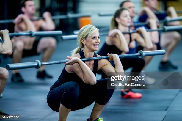 happy at the gym - weightlifting imagens e fotografias de stock