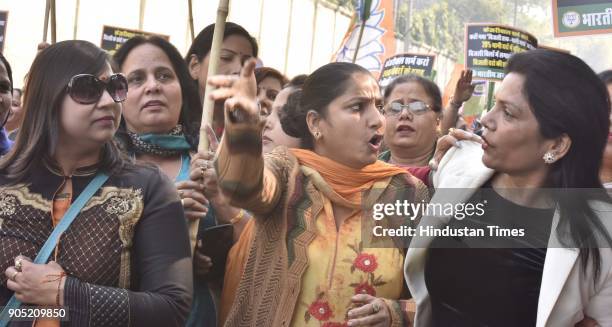 Delhi BJP workers protesting to demand discussion on cold wave deaths of homeless & failure of DUSIB, MAX Hospital Child Death & Connivance of Govt...