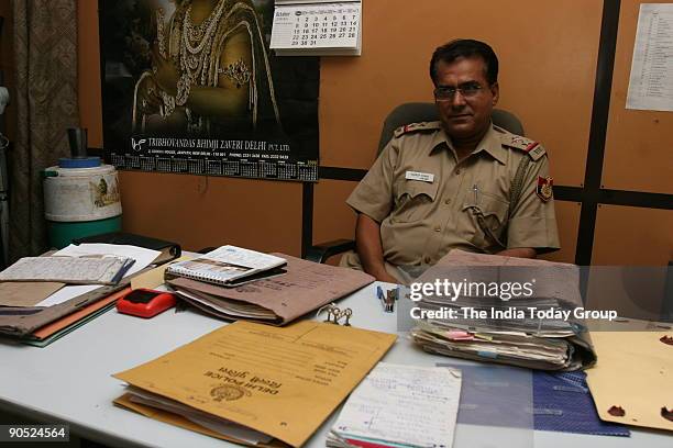 Sub Inspector Drawing Police Sub Inspectors Photos and Premium High Res Pictures - Getty Images