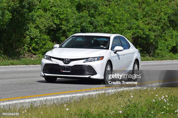 toyota camry em movimento - nissan - fotografias e filmes do acervo