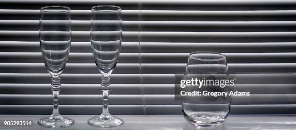 refracted light and shadow on wineglasses - hatboro photos et images de collection