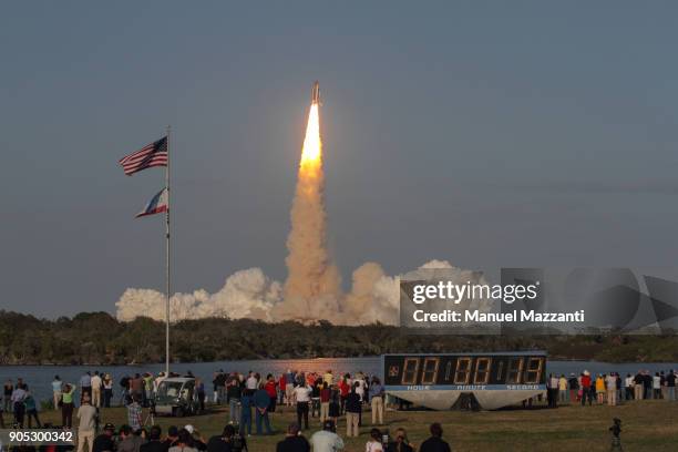 discovery lift-off - cabo cañaveral fotografías e imágenes de stock