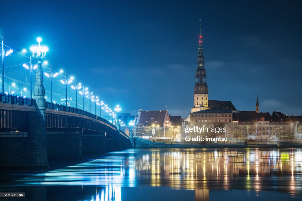 Riga steinerne Brücke in der Nacht