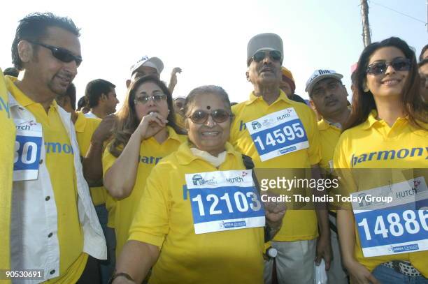 Milkha Singh along with Gulshan Grover, Tina Ambani, Juhi Chawla and others at the Hutch Delhi Half Marathon 2006