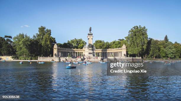 estanque lake in parque del buen retiro with monument to alonso xii, madrid, spain - parque del buen retiro stock pictures, royalty-free photos & images