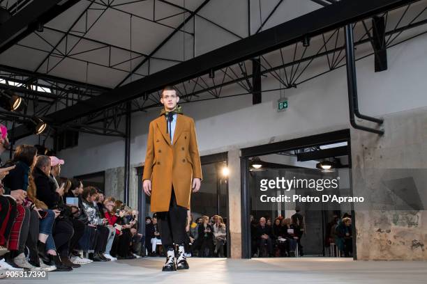 Model walks the runway at N.21 show during Milan Men's Fashion Week Fall/Winter 2018/19 on January 15, 2018 in Milan, Italy.