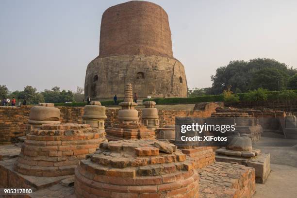 sarnath - eine der heiligsten buddhistischen stätten - buddhismus stock-fotos und bilder