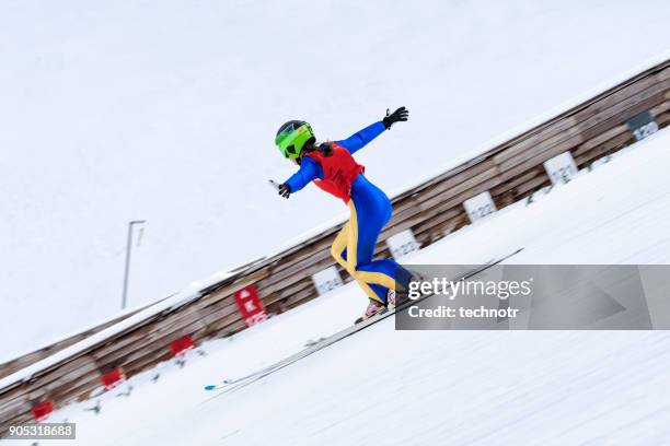 feminino saltador de esqui, praticando o desembarque de telemark, - ski jumping - fotografias e filmes do acervo