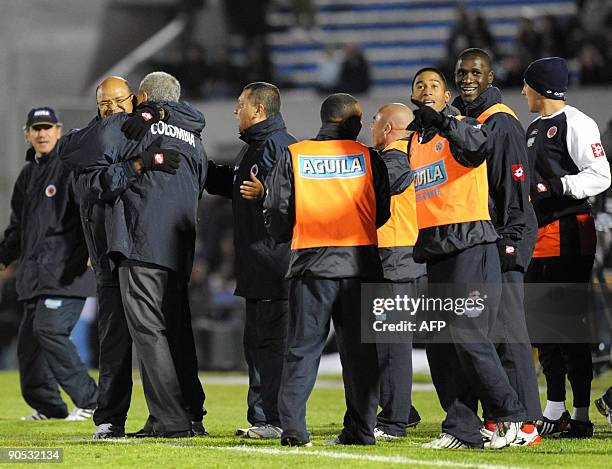 Colombian coach Eduardo Lara celebrates with his fellow team members during their FIFA World Cup South Africa-2010 football qualifier at Centenario...