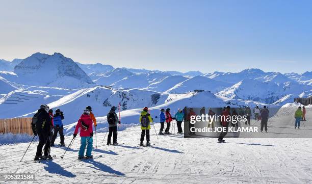 Skiers take their run near the start of famous downhill course Hahnenkamm-Rennen near Kitzbuehel, Austria on January 15, 2018. / AFP PHOTO / JOE...