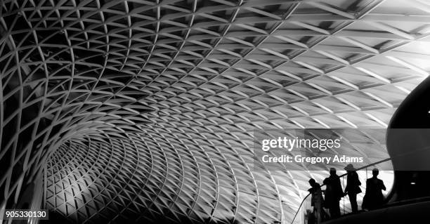 king's cross rail station in london, england - estación de king's cross fotografías e imágenes de stock