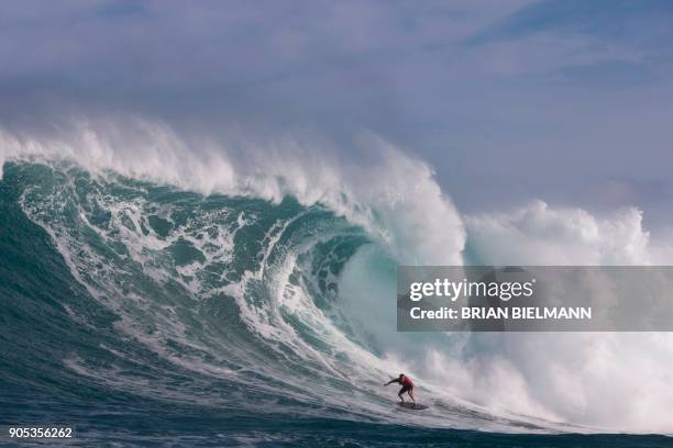 Hawaii's Makua Rothman surfs at Pe'ahi, also known as Jaws, during big wave surfing on January 14, 2018. / AFP PHOTO / brian Bielmann / RESTRICTED TO...