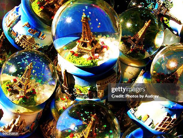 eiffel tower snow globes - snow globe paris stock-fotos und bilder