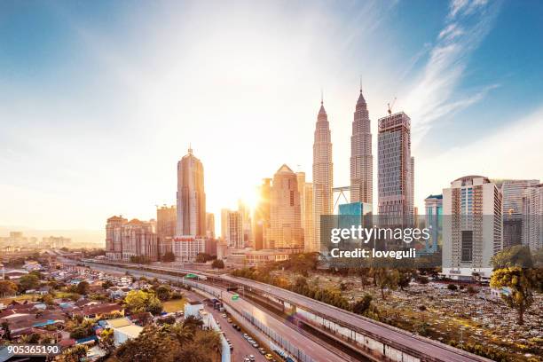 edifícios modernos no centro da cidade moderna - kuala lumpur - fotografias e filmes do acervo