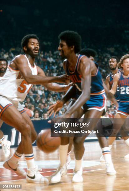 Caldwell Jones of the Philadelphia 76ers dribbles the ball against the New York Knicks during an NBA basketball game circa 1976 at Madison Square...