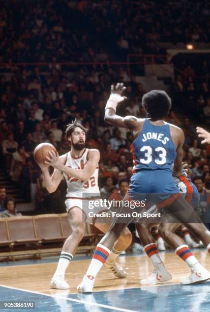 Brian Winters of the Milwaukee Bucks in action against the New Jersey Nets during an NBA basketball game circa 1977 at the MECCA Arena in Milwaukee,...