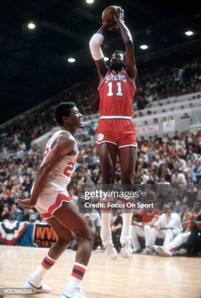 Caldwell Jones of the Philadelphia 76ers shoots over Bernard King of the New Jersey Nets during an NBA basketball game circa 1979 at the Rutgers...