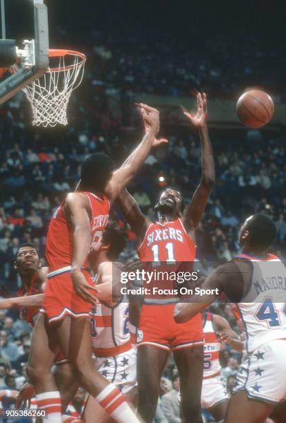 Caldwell Jones of the Philadelphia 76ers in action against the Washington Bullets during an NBA basketball game circa 1982 at the Capital Centre in...