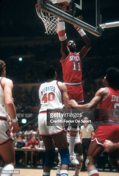 Caldwell Jones of the Philadelphia 76ers go up to shoot over Marvin Webster of the New York Knicks during an NBA basketball game circa 1978 at...