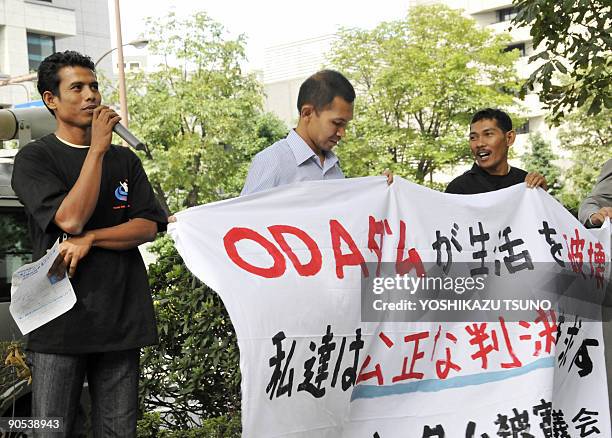 Indonesian plaintiff Junaidi speaks before Japanese supporters in front of the Tokyo District Court on September 10, 2009 before they enter the...