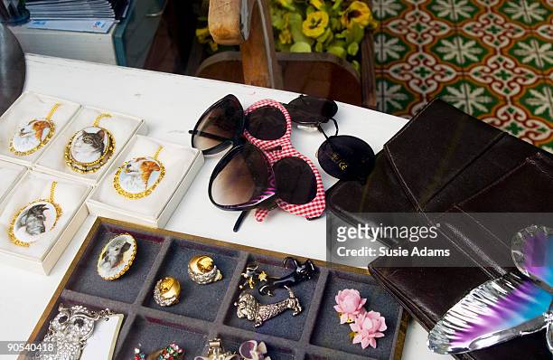 selection of vintage accessories - brooch stock-fotos und bilder