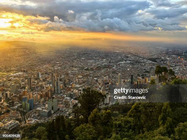 zonsondergang in bogota, colombia - la candelaria bogota stockfoto's en -beelden