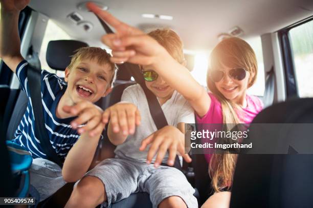 irmãos e irmãs, apreciando a viajar de carro - family inside car - fotografias e filmes do acervo