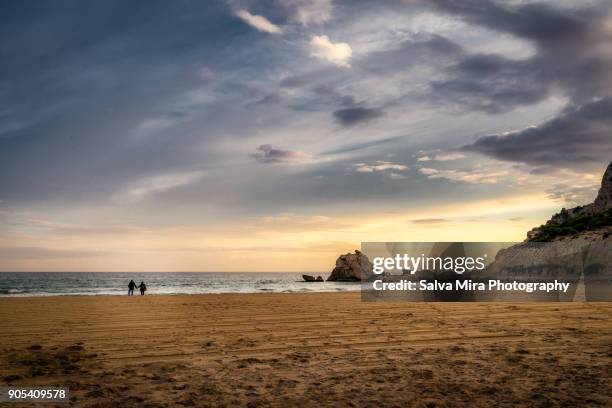 paseo al atardecer - playa atardecer stock pictures, royalty-free photos & images