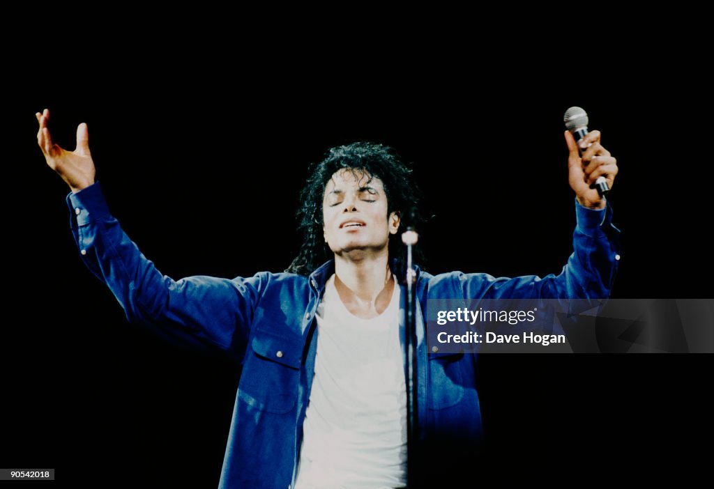 Jackson American singer Michael Jackson performing on stage, 1988. News Photo ...