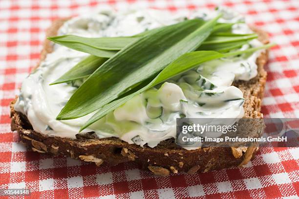 curd cheese and ramsons (wild garlic) on wholemeal bread, close up - quark stock-fotos und bilder