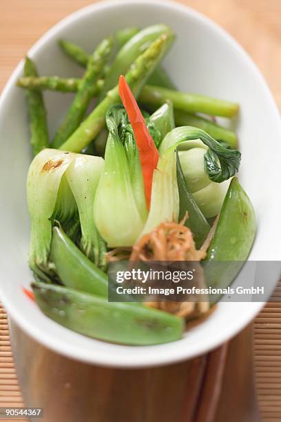 steamed vegetables with chilli, close up - chilli schote stock-fotos und bilder
