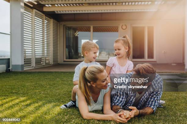 glückliche familie auf ein penthouse-terrasse entspannen und kommunizieren. - penthouse girl stock-fotos und bilder