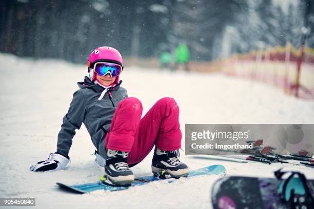 petite fille, apprendre à snowboard - sport d'hiver photos et images de collection