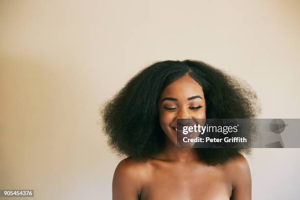 portrait of smiling mixed race woman - nu imagens e fotografias de stock