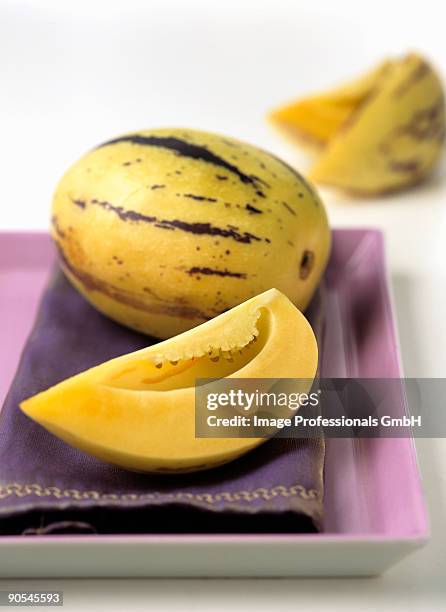 pepino melons (solanum muricatum) - pepino stockfoto's en -beelden