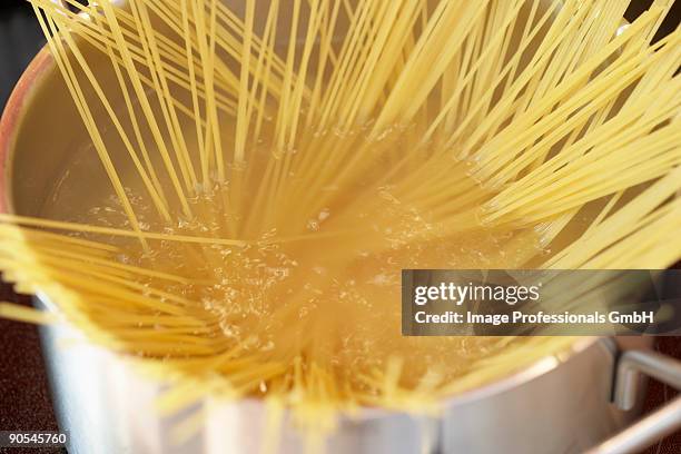 spaghetti in pan, close up - gar gekocht stock-fotos und bilder