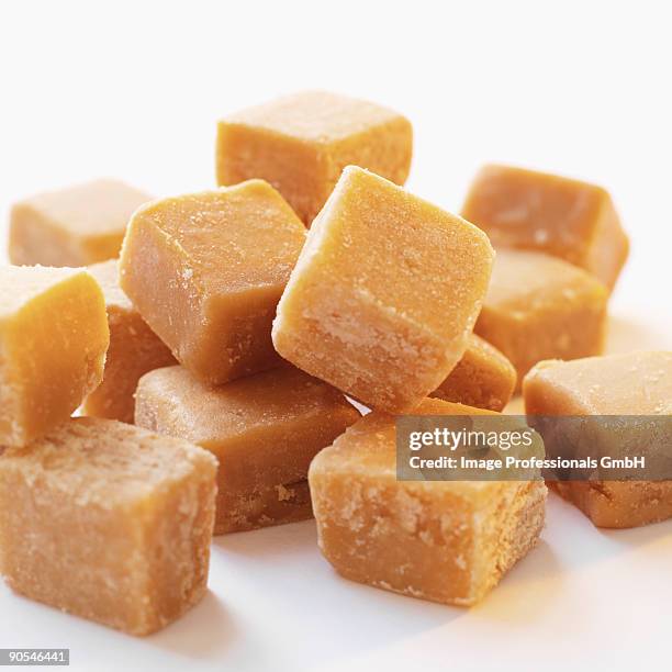 fudge cubes on white background, close up - dulce de azúcar y mantequilla fotografías e imágenes de stock