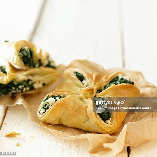 spinach stuffed with feta, close up - blätterteigpastete stock-fotos und bilder