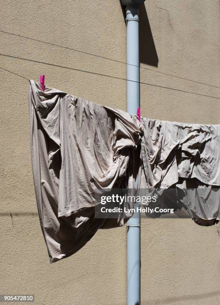 sheet drying in the sun in inner-city lisbon - lyn holly coorg imagens e fotografias de stock