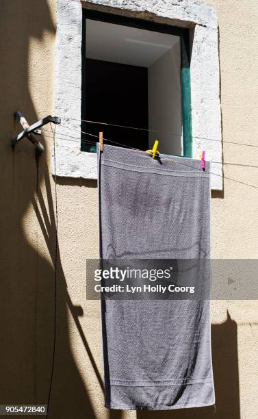 towel drying in the sun in inner city lisbon - lyn holly coorg stock-fotos und bilder