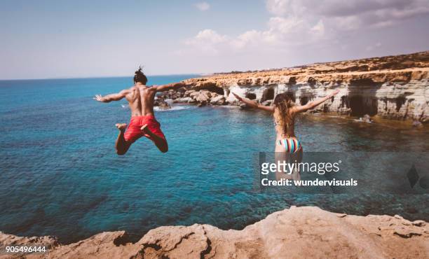 年輕無畏的潛水夫夫婦跳崖入海 - 塞浦路斯島 個照片及圖片檔