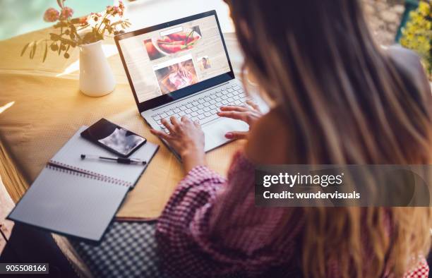 comida mujer blogger usando laptop y trabajar desde casa - mirar por encima del hombro mujer fotografías e imágenes de stock