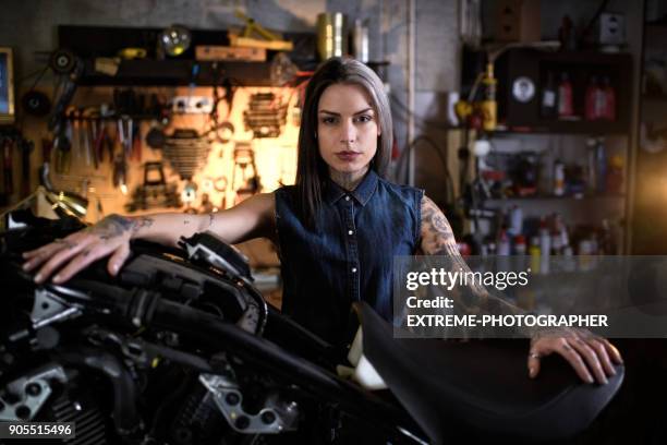 motorcycle tienda de reparaciones - biker fotografías e imágenes de stock