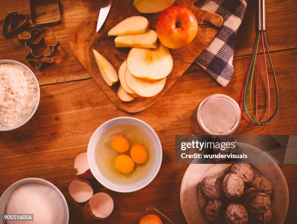 bakkerij-ingrediënten en keukengerei op rustieke houten keukentafel - apple pie stockfoto's en -beelden