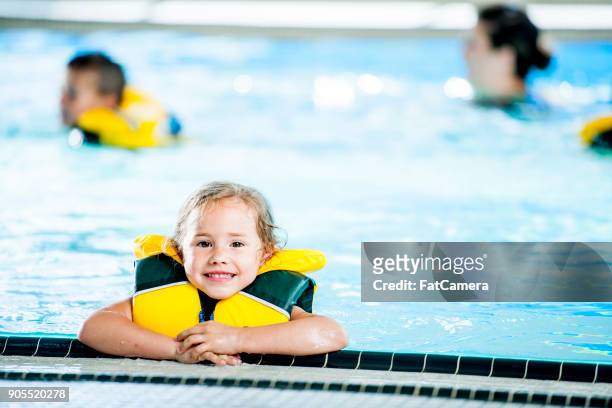 menina aprendendo a nadar - jaqueta salva vidas - fotografias e filmes do acervo