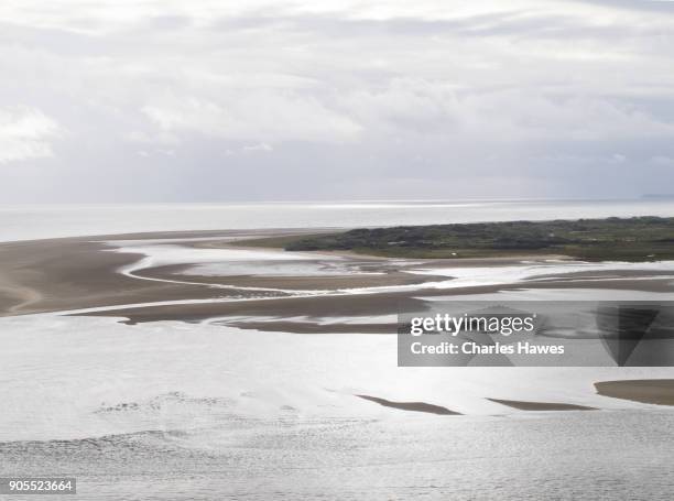 the wales coast path in carmarthenshire: sandbanks in the taff estuary - sandbanks stockfoto's en -beelden