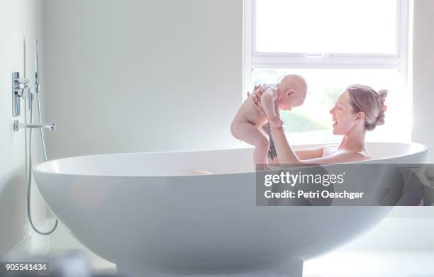 bath time - kid bath mother stock-fotos und bilder