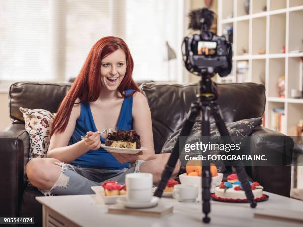 vlogger alla moda - jeans cake foto e immagini stock