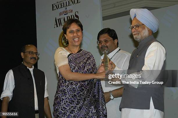 Barkha Dutt , Receiving the award from Manmohan Singh, Prime Minister of India at the ceremony of Ramnath Goenka Awards for Excellence in Journalism...