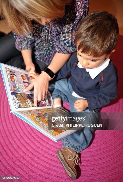 Une jeune femme lit un livre à son fils Noah, âgé de 2 ans, le 27 septembre 2008 à Houplines. "Il y a vingt ans, on était pris pour des fous, mais on...